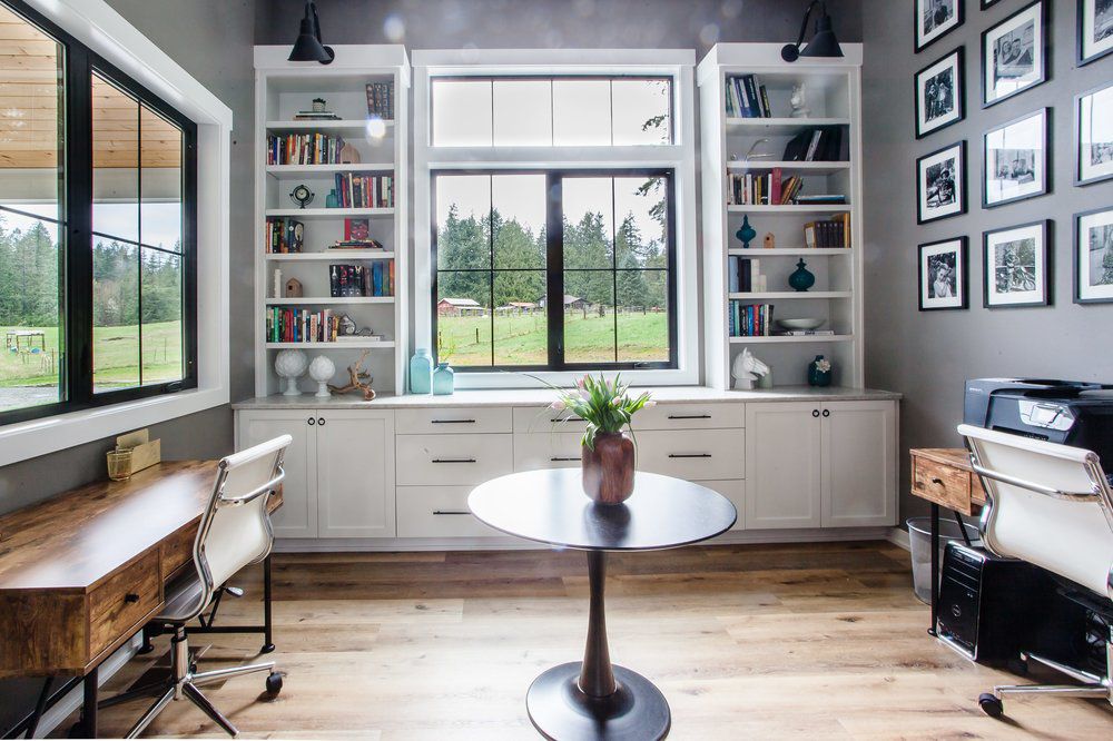 白色书架的办公室。