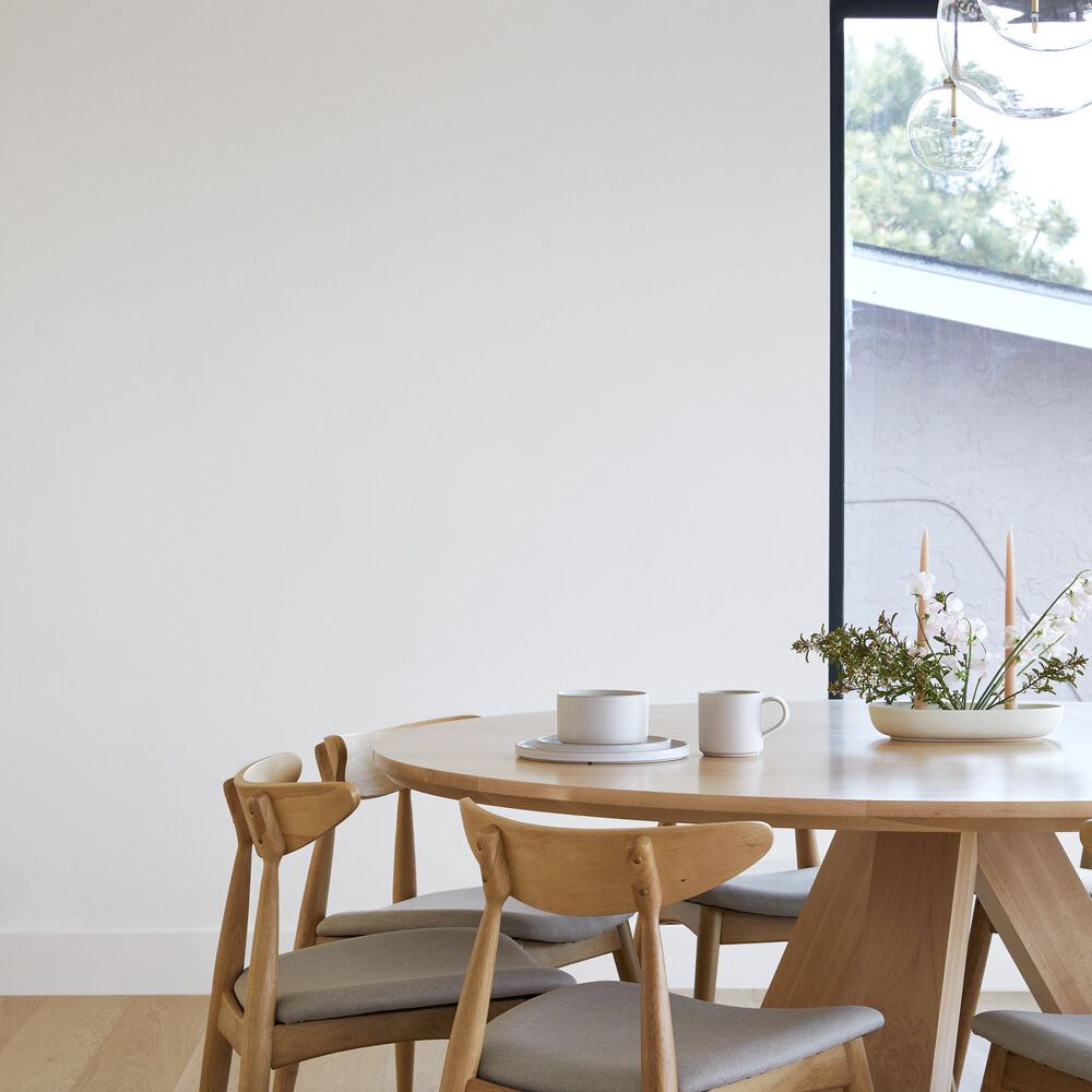 几盏现代吊灯下的厨房圆桌