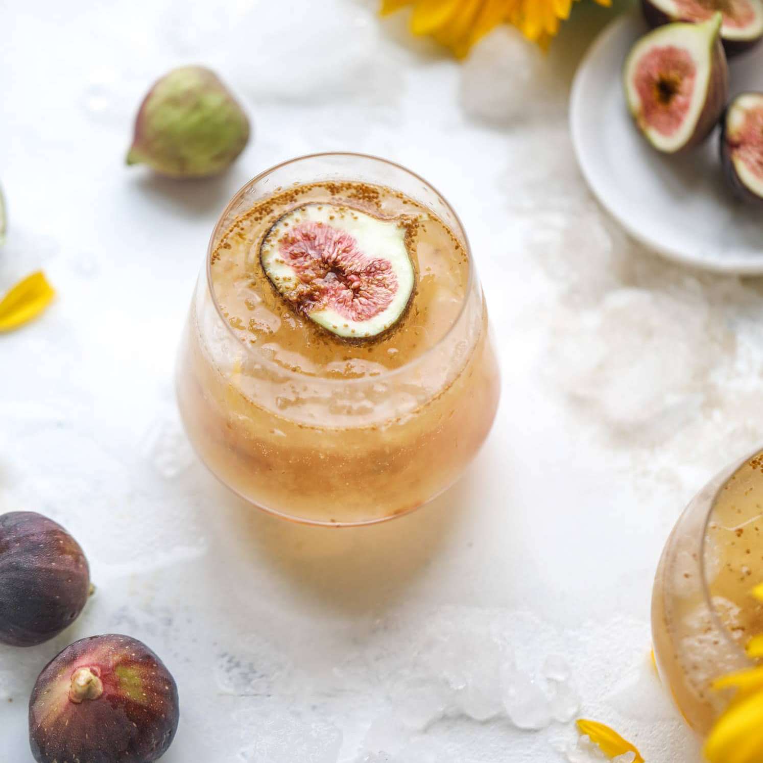 加无花果的鸡尾酒。