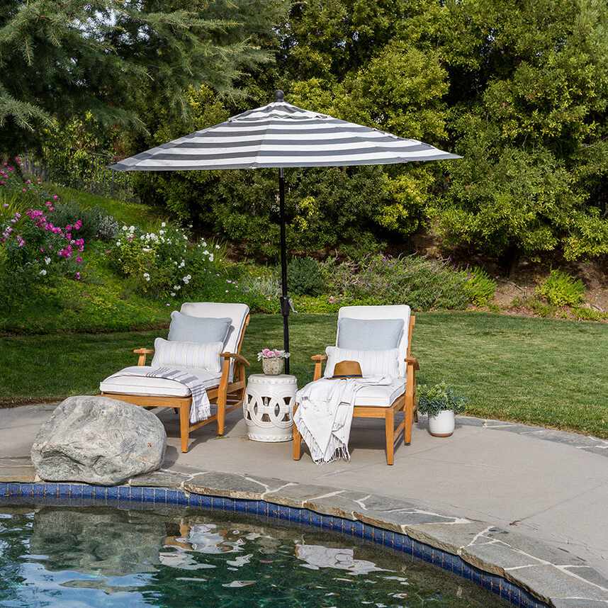 池畔轻松椅子。