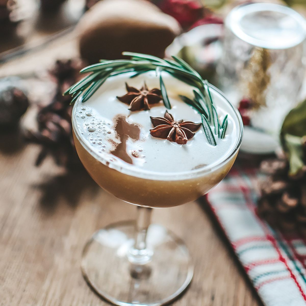 梨威士忌酸在轿跑玻璃与八角和迷迭香装饰。