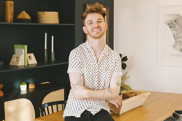 在用餐室桌上画斯科特爆头