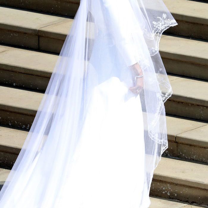 梅根马克尔婚纱礼服：克莱尔Waight凯勒纪梵希