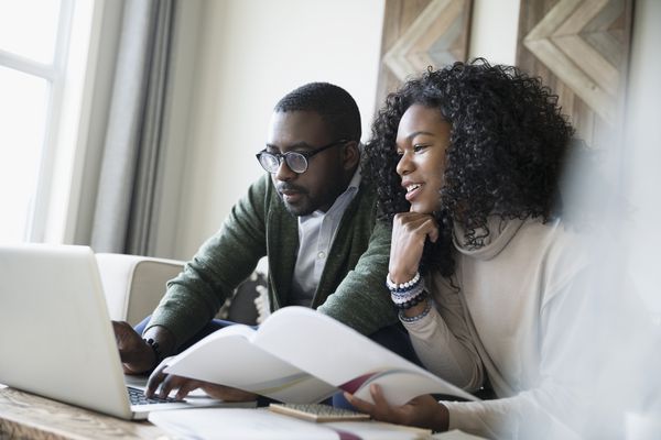 男人和女人在电脑前
