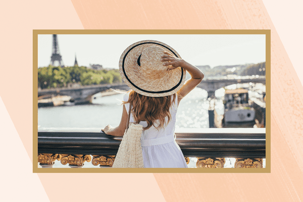 看着法国埃菲尔铁塔的女孩。