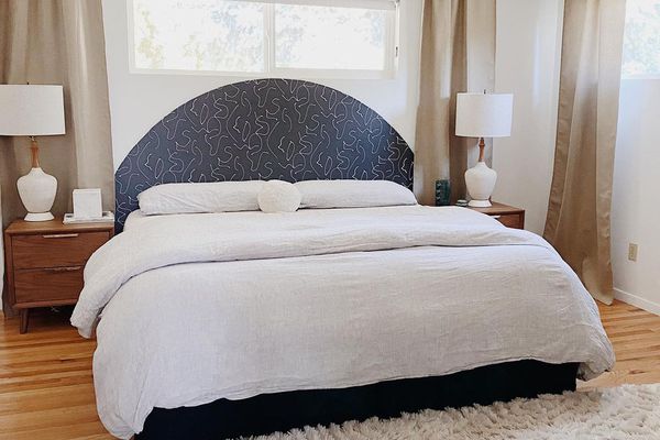 卧室配有黑光灯具