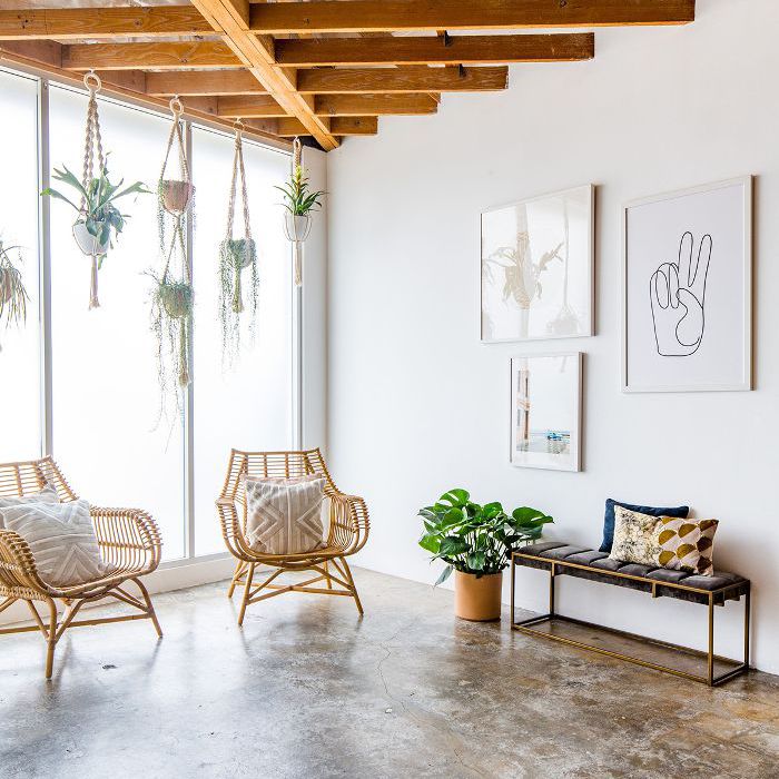 裸露的天花板，双尖活动空间