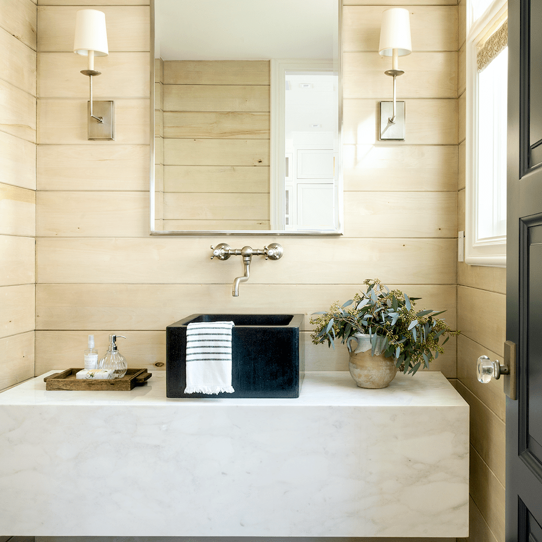 浴室配有shipplap.