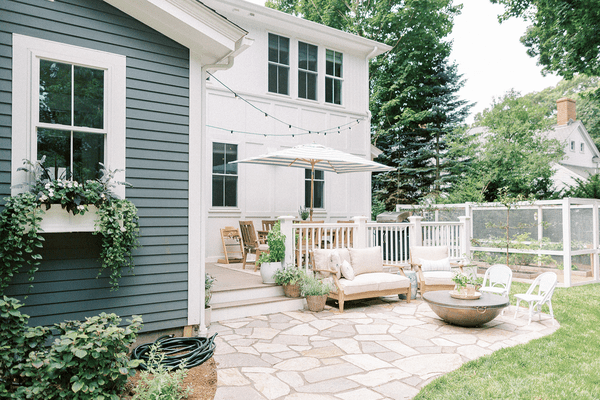 与草和露台的后院。