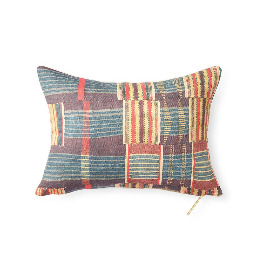 腰椎抱枕用蓝色和粉色格子编织错落有致的设计。