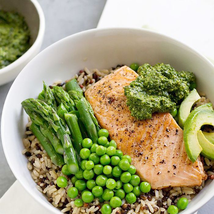 盛有烤鲑鱼和腰果泥的碗