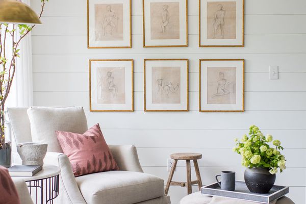 宁静的休息区，有画廊墙，扶手椅和奥斯曼。