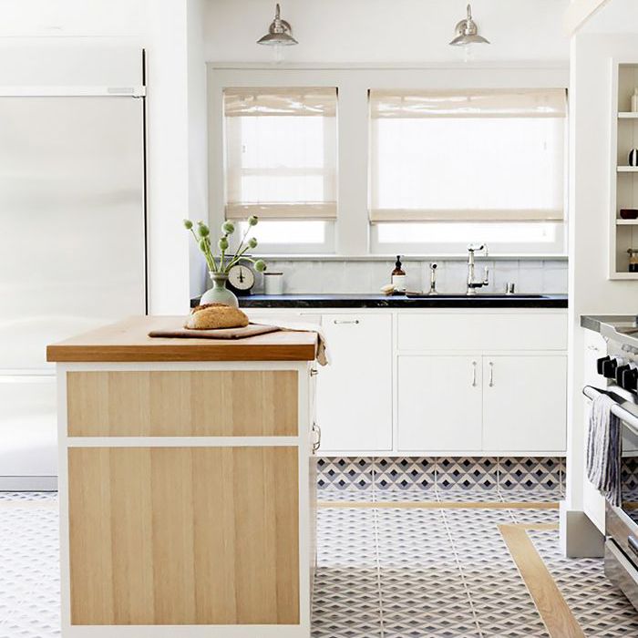 铺有瓷砖地板的厨房