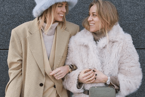 两个女人手挽手