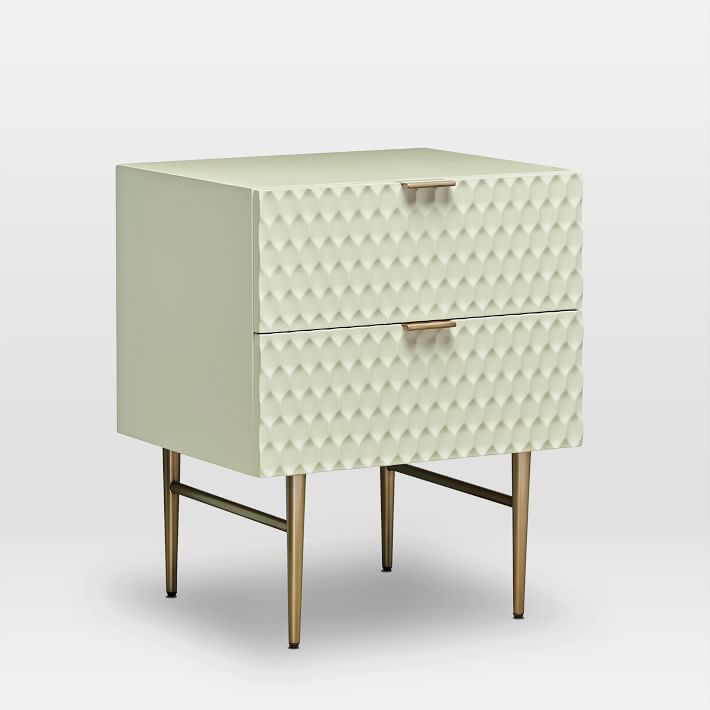 奥黛丽床头柜上