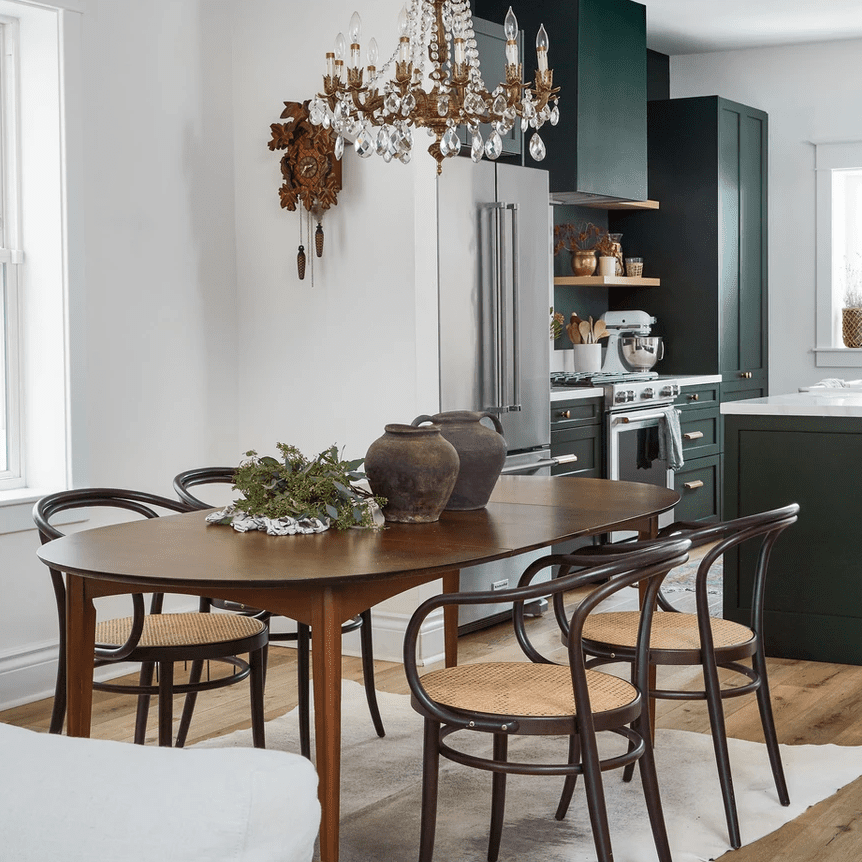 一个带森林绿色厨房的用餐室