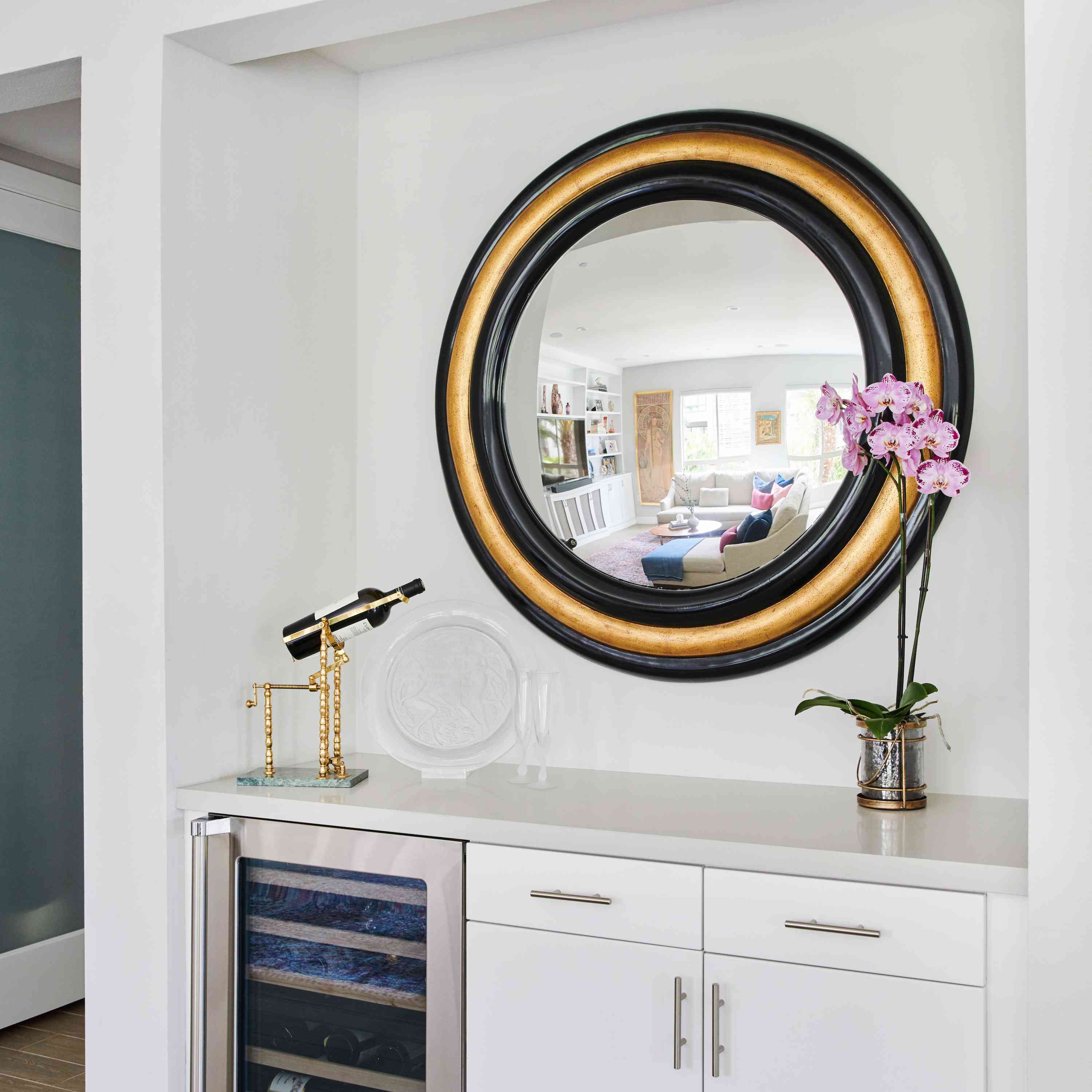 酒吧用大圆镜子。