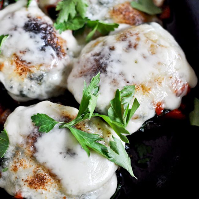 俊俏的芳提娜干酪波托贝洛蘑菇在一个煎锅。