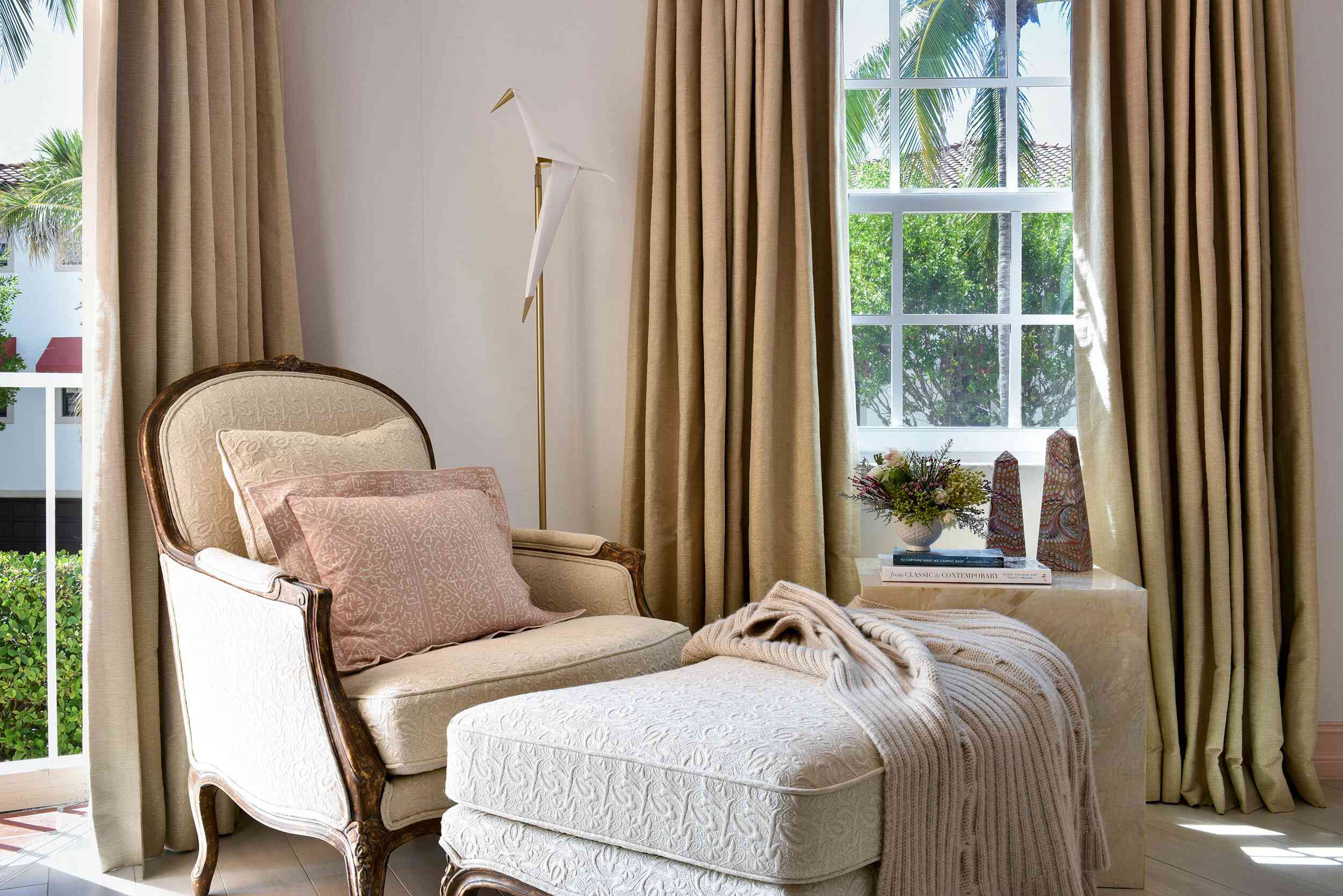 坐在地区与古董椅子和奥斯曼。