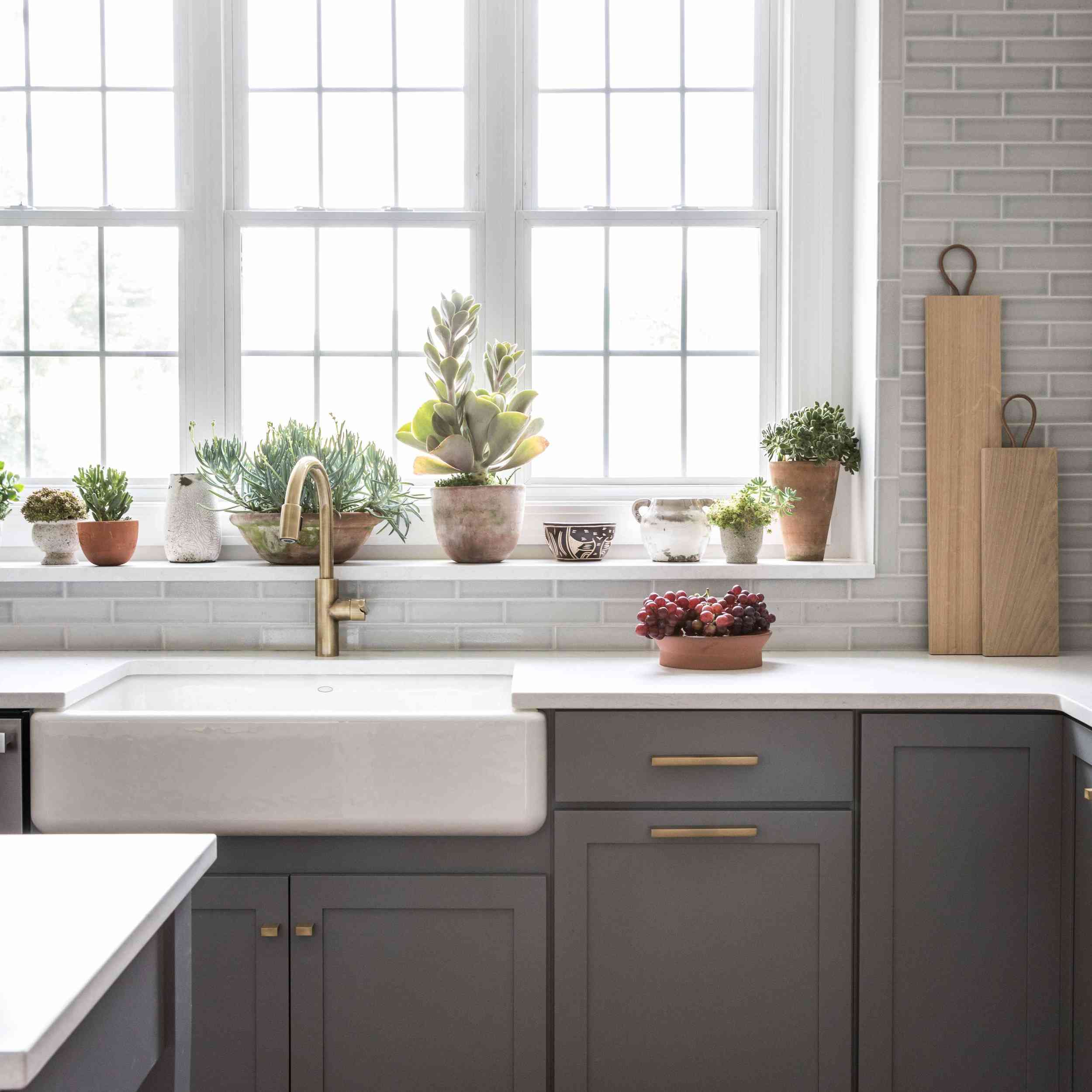 带灰色橱柜的厨房