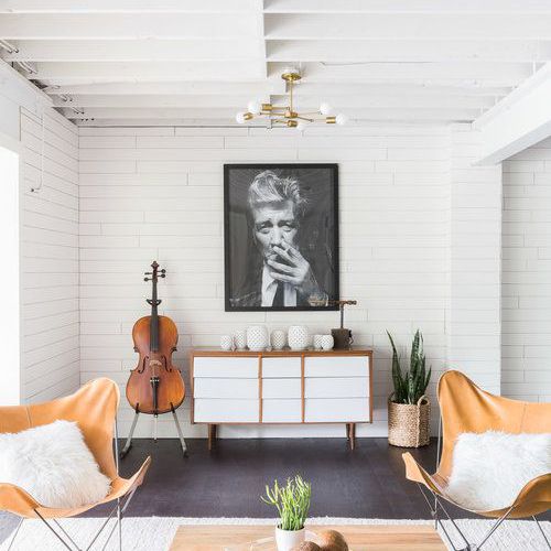 中性的客厅，彩砖和自然装饰