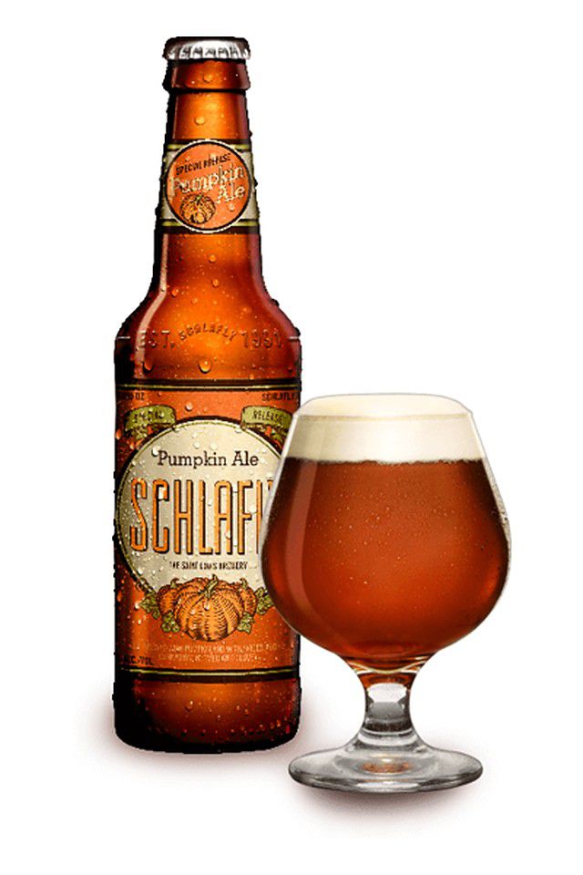 一杯啤酒旁边放着一瓶啤酒。