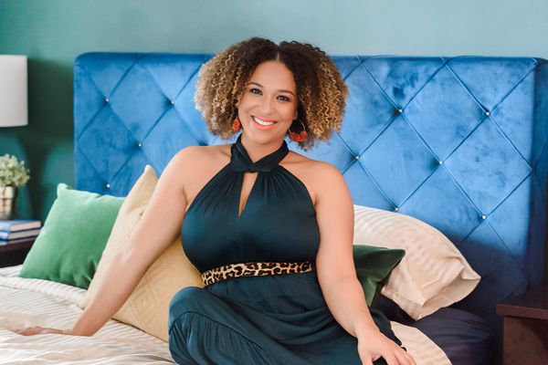 Iman Stewart照片在床上的。