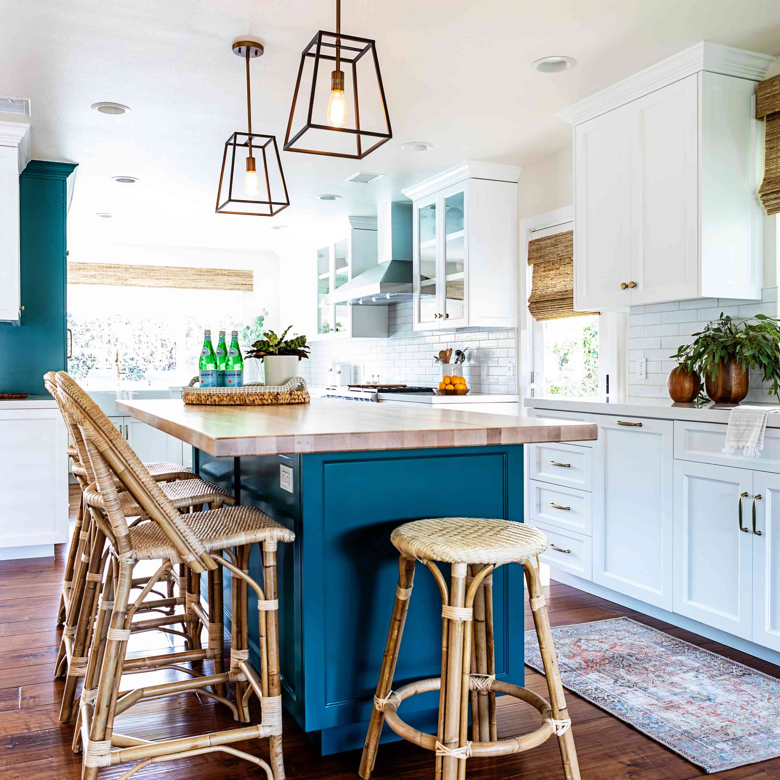 农舍风格的厨房与蓝绿色的岛。