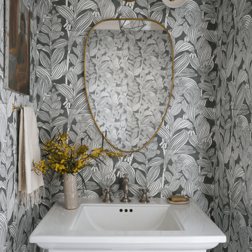 一间贴满醒目墙纸的化妆室