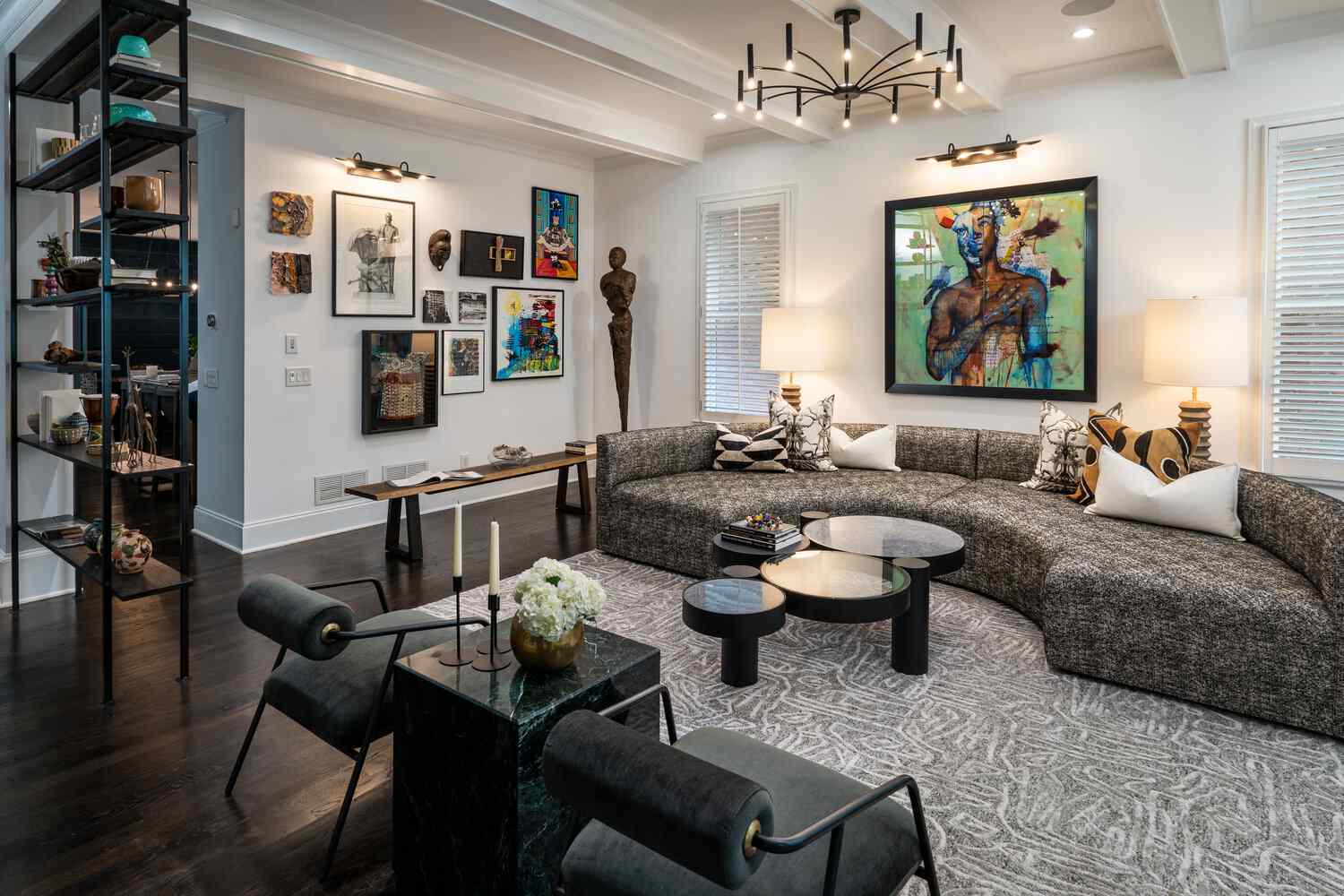 黑色和灰色的单身汉窝