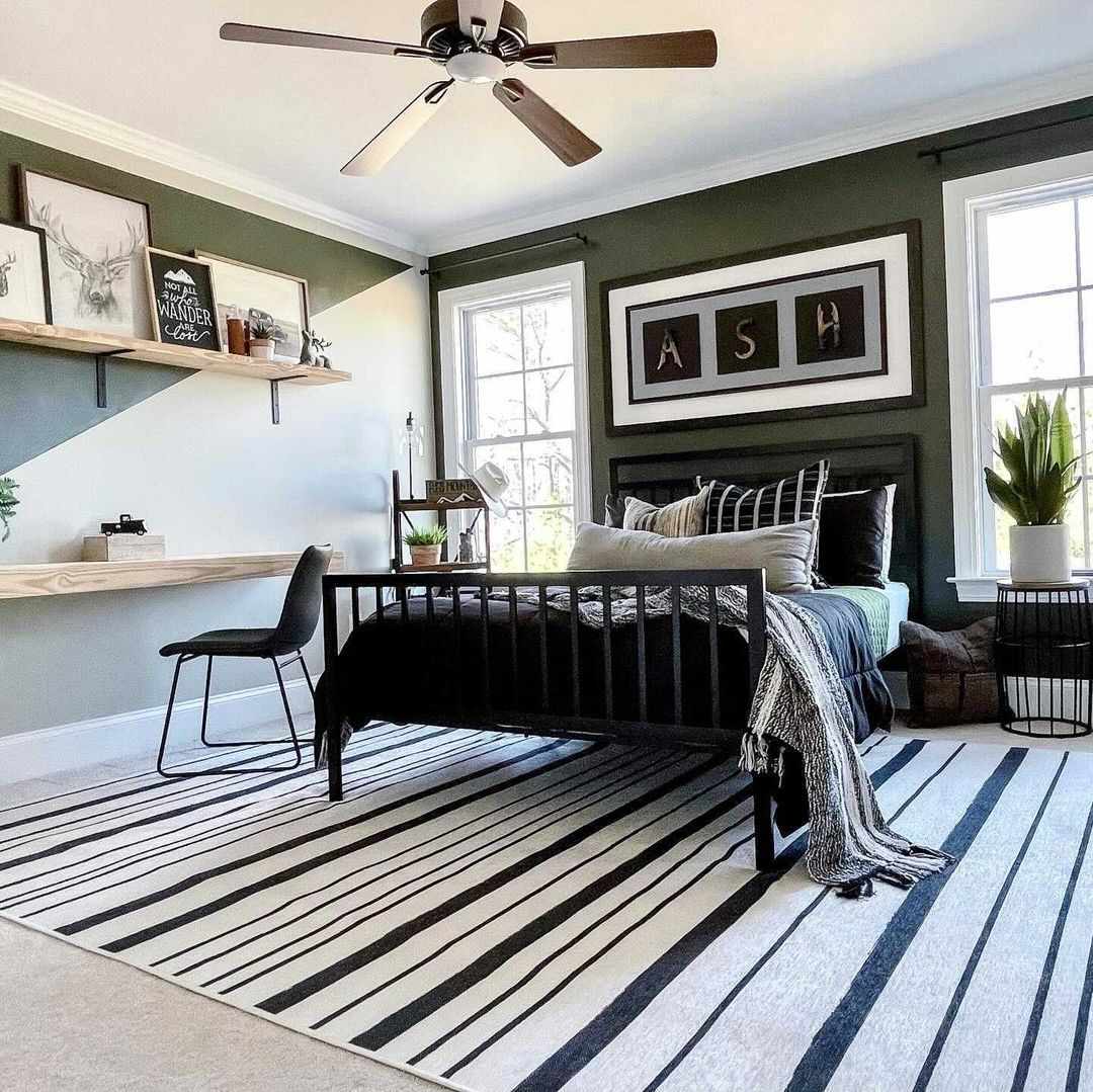 带条纹地毯的灰色卧室。