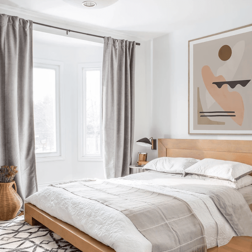 一间带有白色灯笼和光滑的黑色烛台的现代卧室