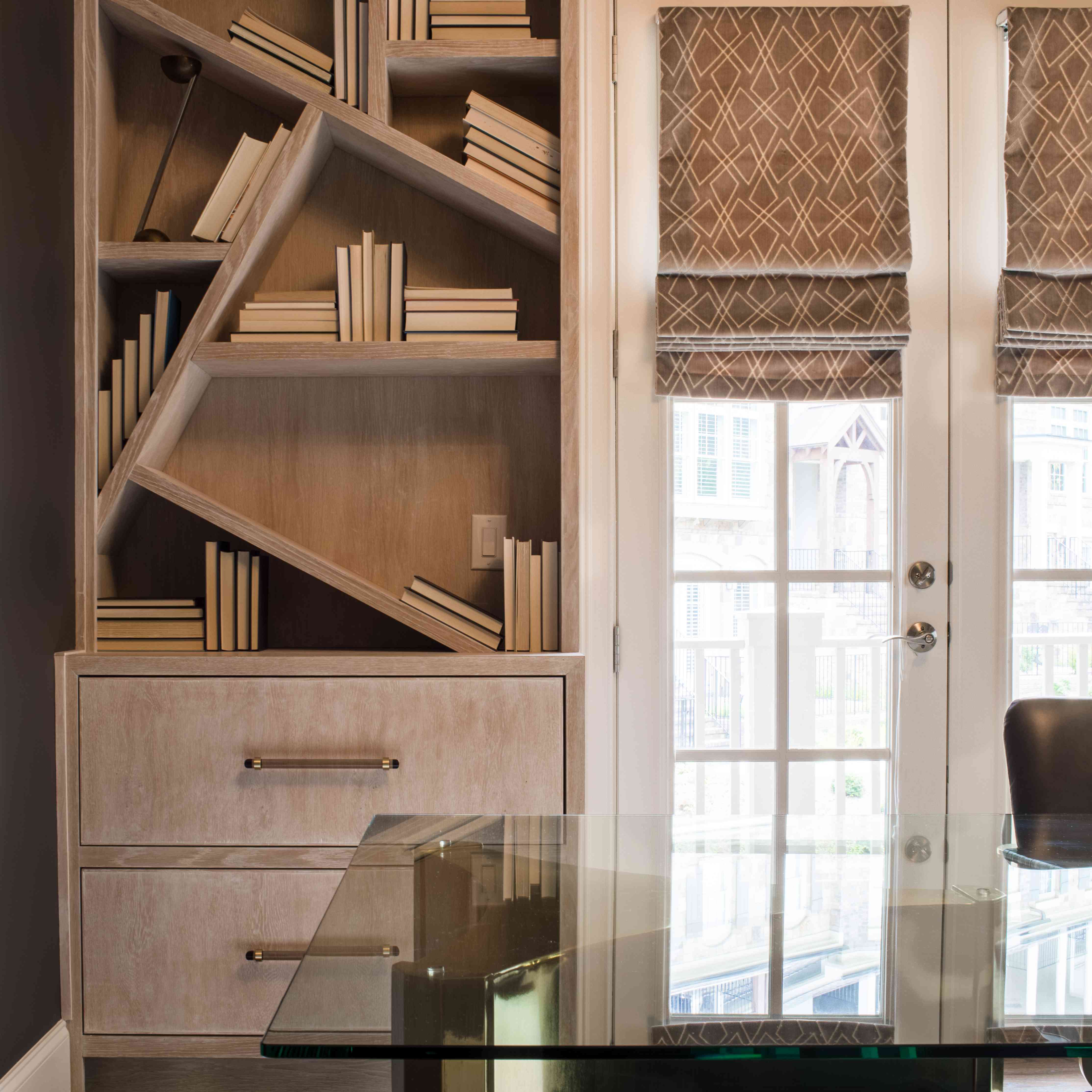 书架由天然木材制成，紧靠双扇门。