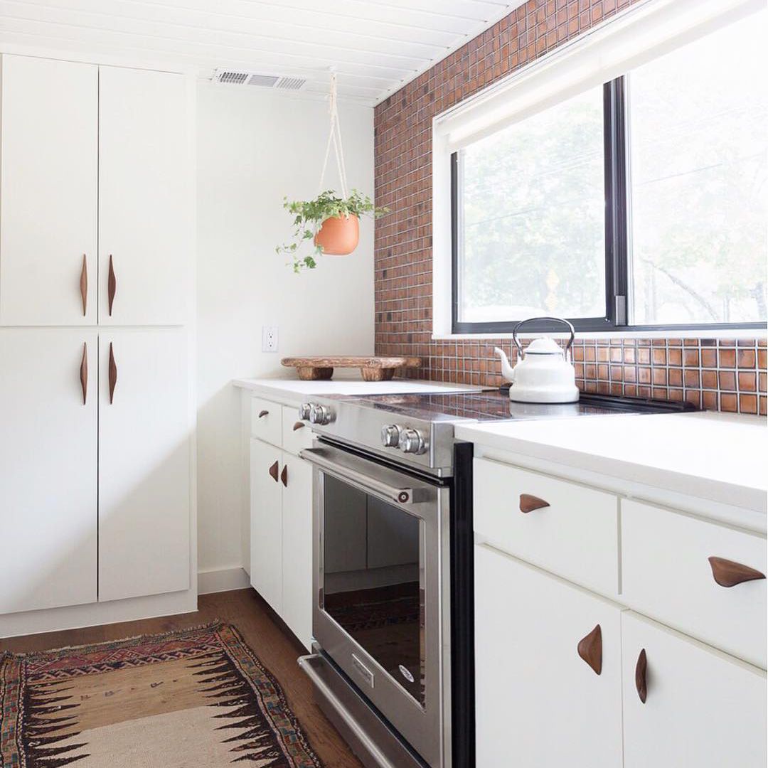 铜墙在白色厨房里