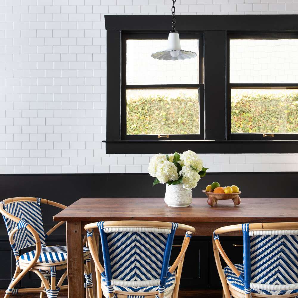 由粗体编织椅子包围的餐厅