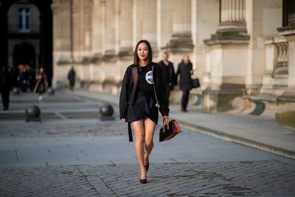 女人夫妇在后台独自行走