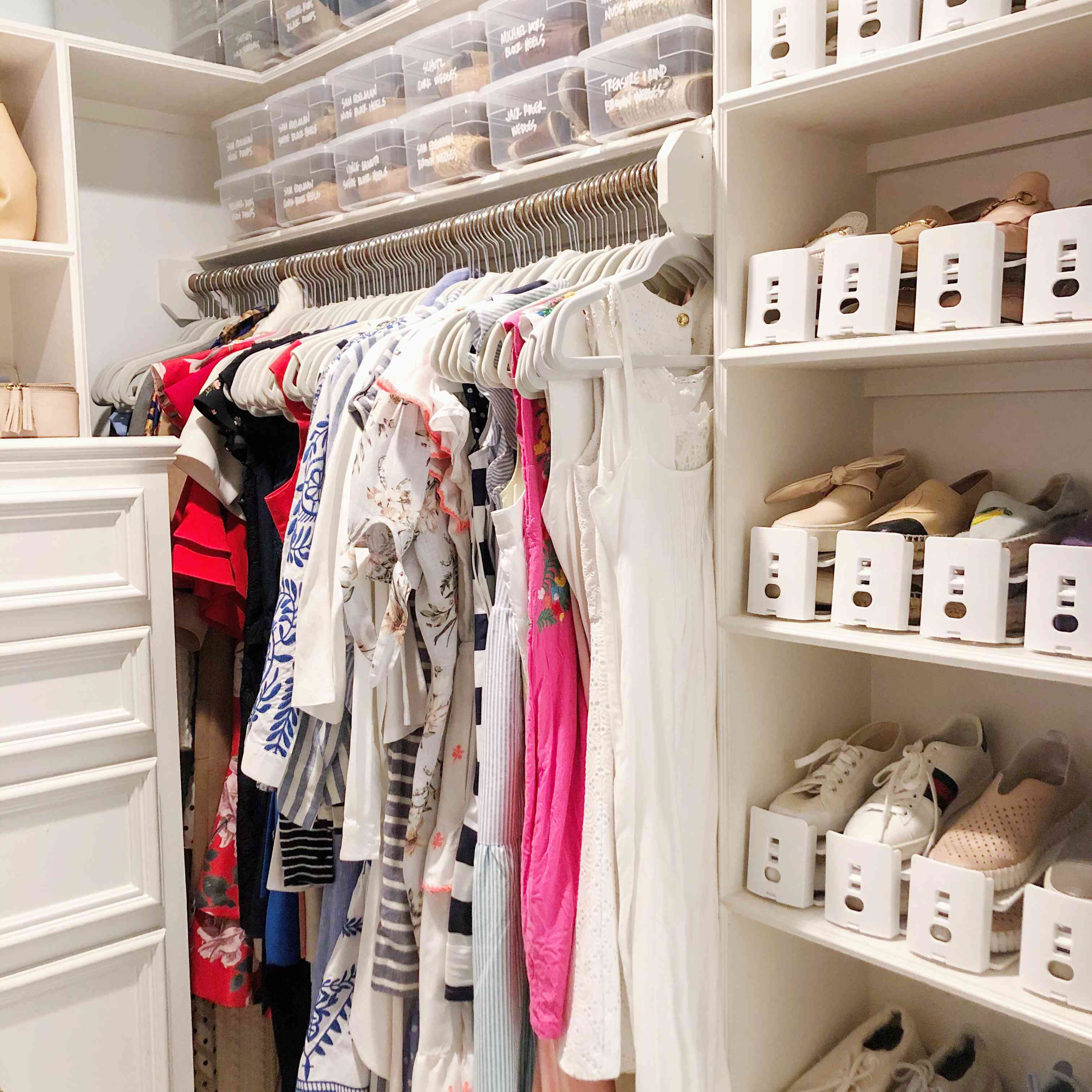 清理壁橱顶部的箱子