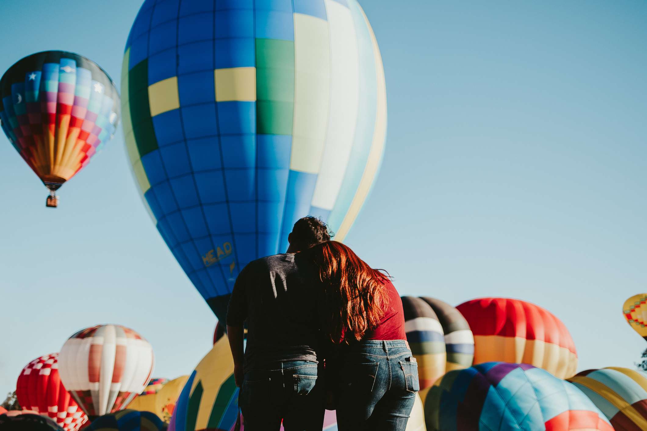 夫妇互相倚靠面对热气球