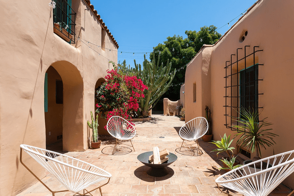 有四把雕塑躺椅的露台