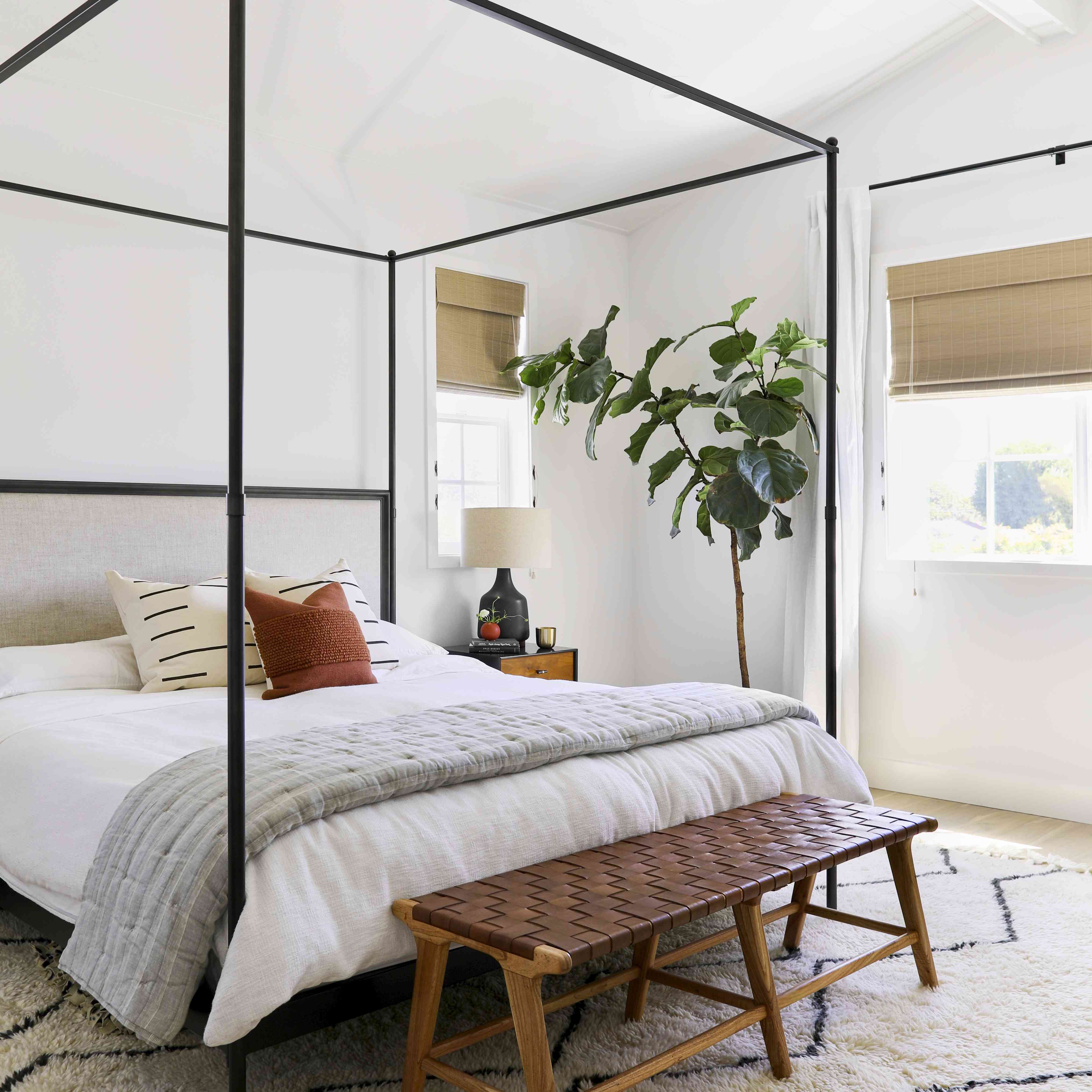 卧室有现代四柱床