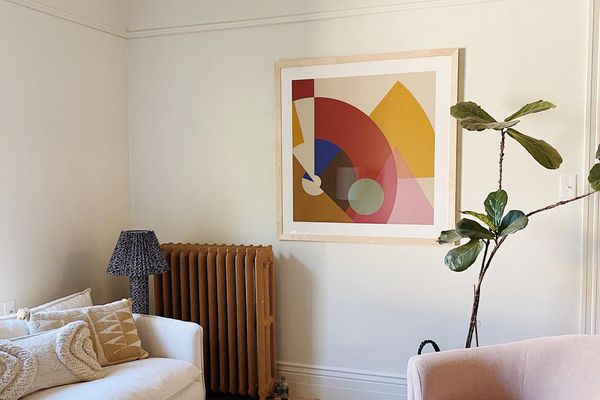 客厅里有抽象画