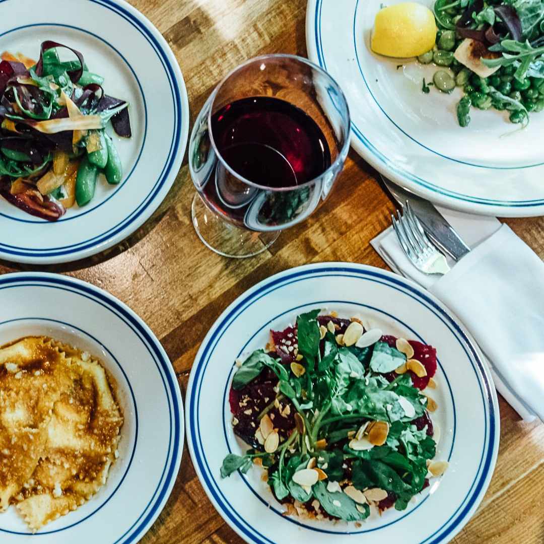 在纽约，在Porcena各种蔬菜和馄饨板