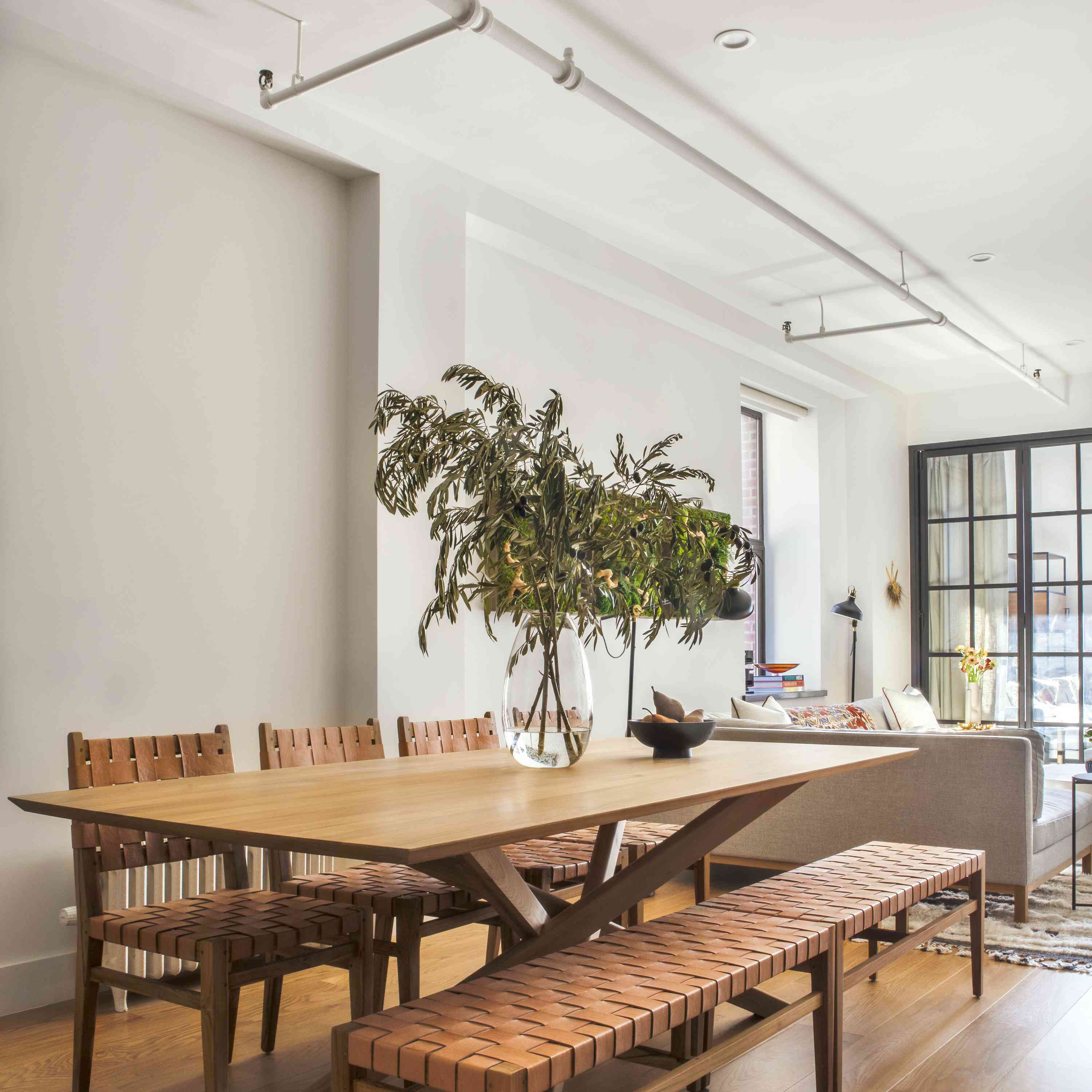 纽约公寓里的木制餐桌。