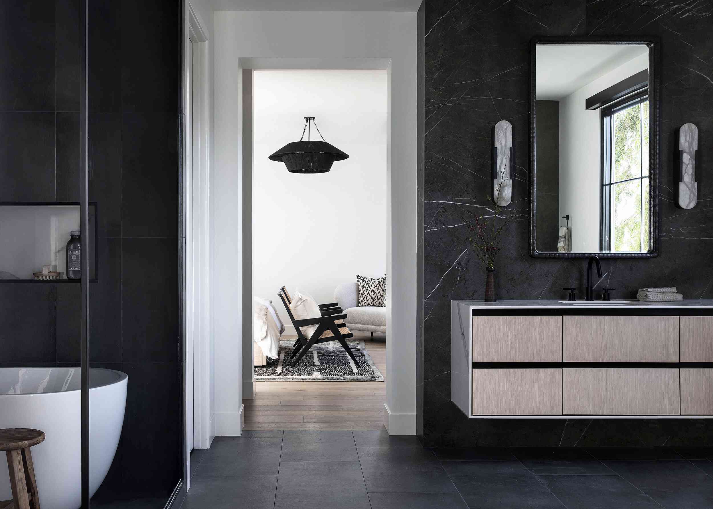 一间用黑色大理石装饰的浴室