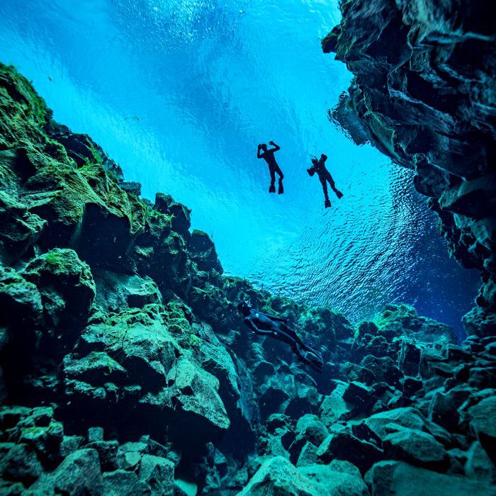 冰岛snorklers从水下看到的