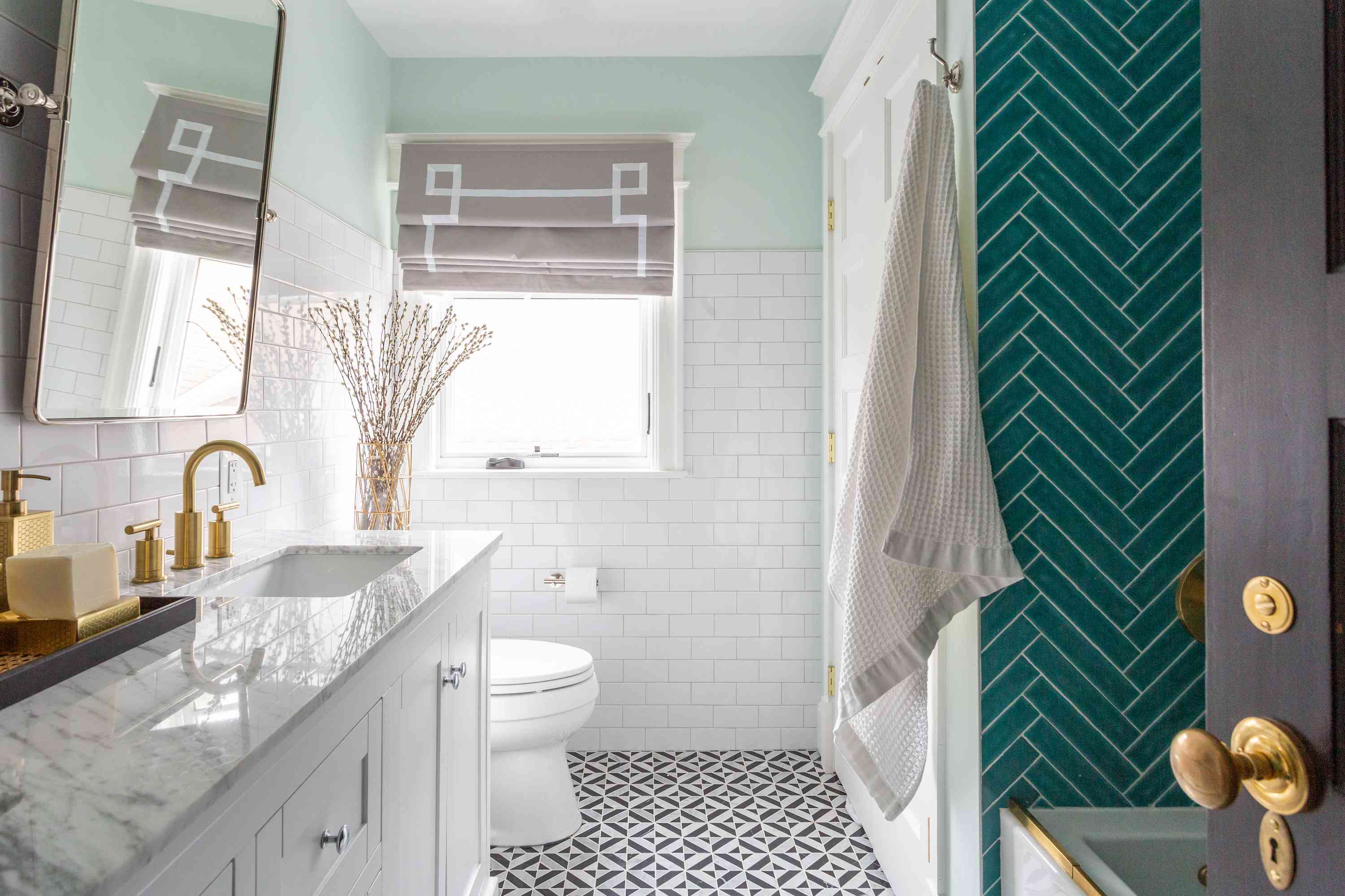 宽敞的浴室配有淋浴的小纹瓷砖。