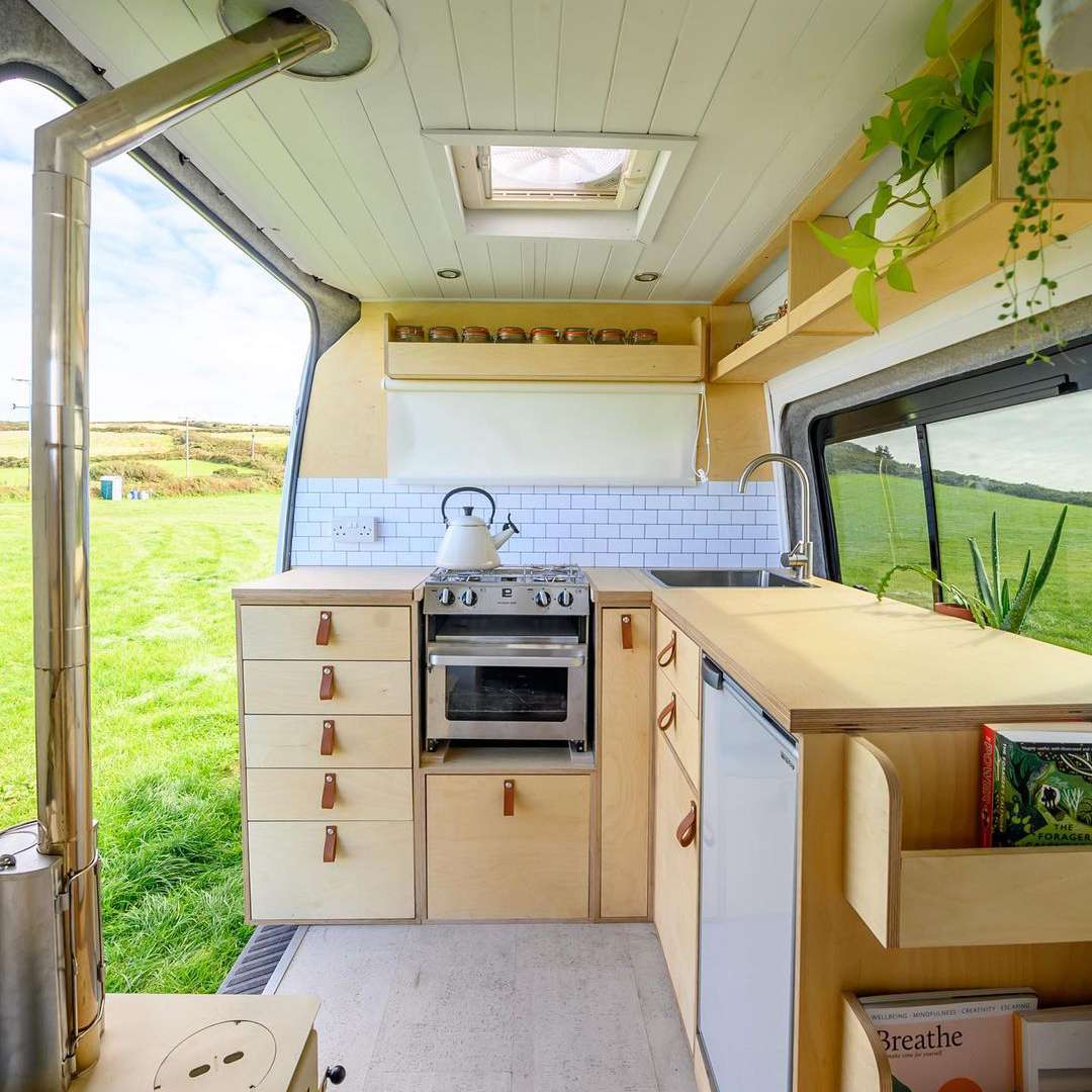 厨房开放到户外活动。