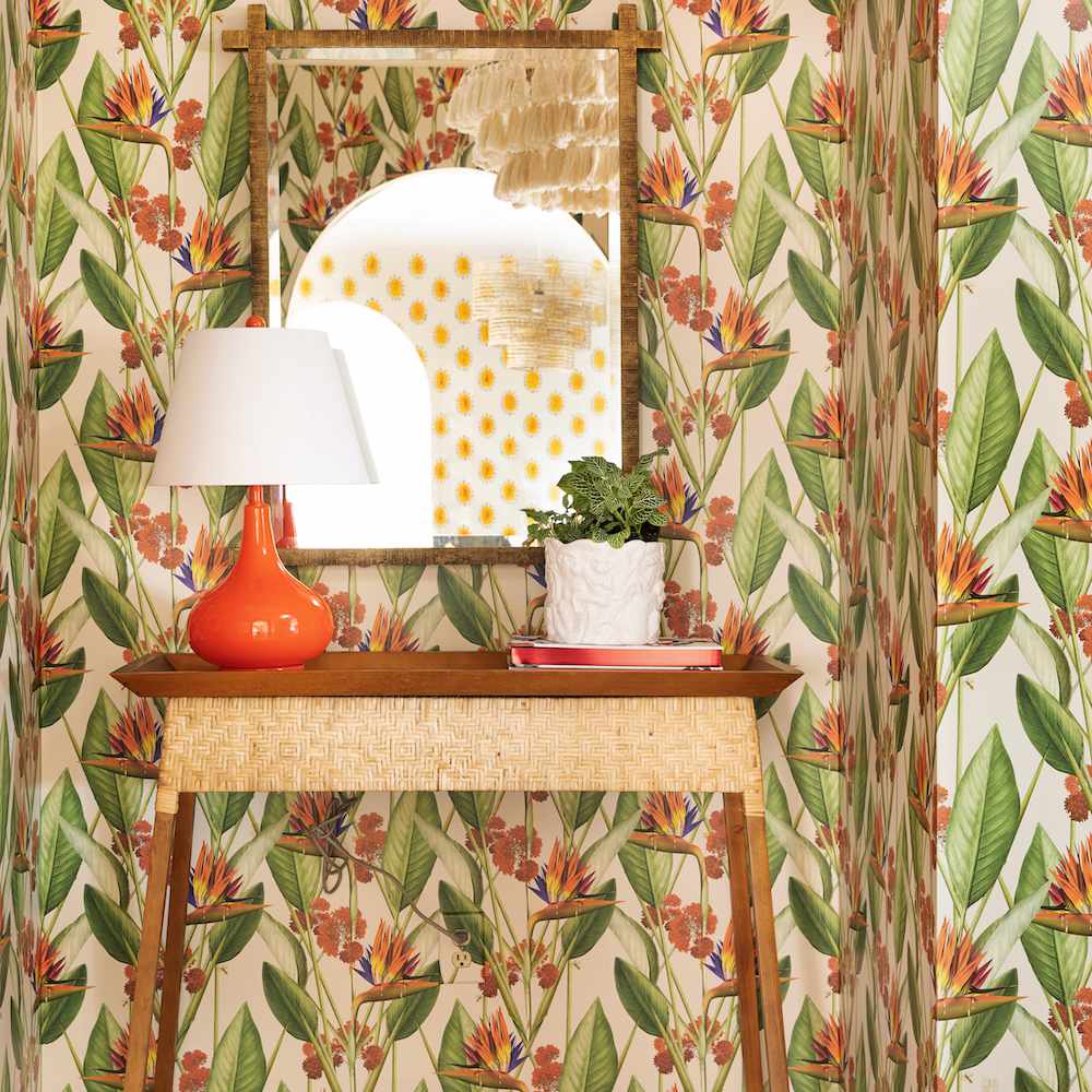 充满活力的入口与热带墙纸。