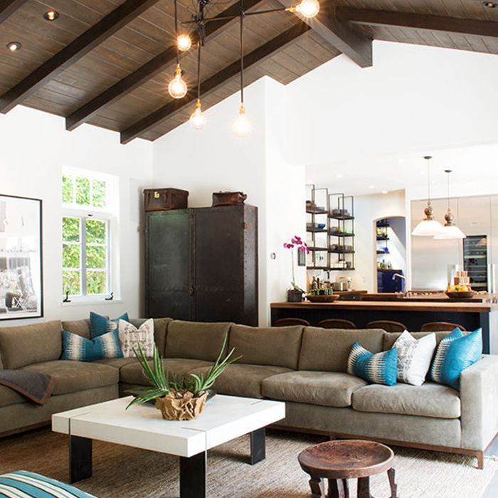 a形框架的农舍起居室