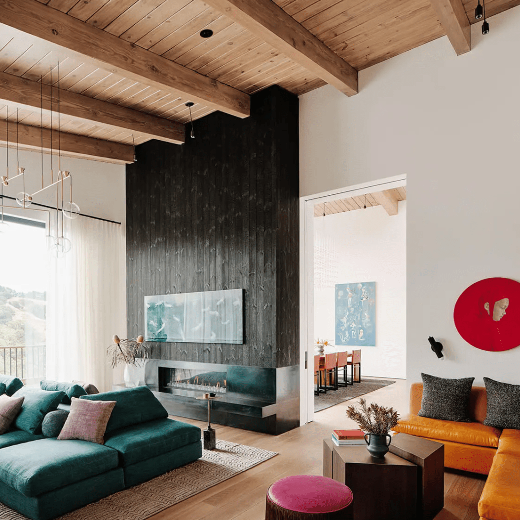 带木制内衬天花板的起居室